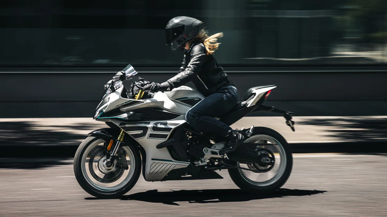 CFMOTO 450SS being ridden on the street