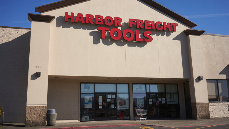 Exterior of Harbor Freight store
