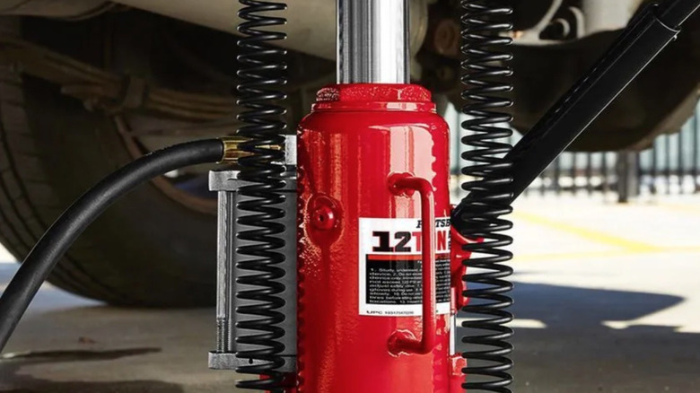 Picture displaying Pittsburgh Bottle Jack in use