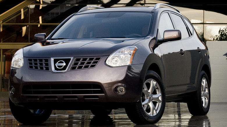 2009 Nissan Rogue, front-left 3/4 view