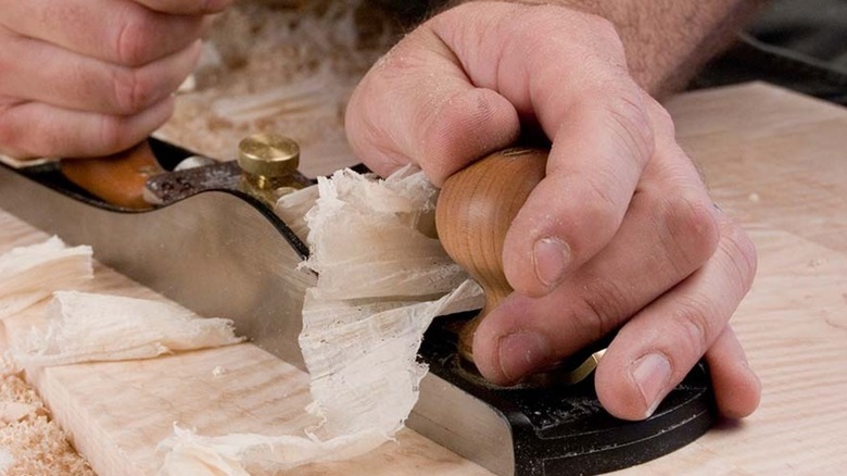 The Lie-Nielsen ToolWorks No.62 bench plane in action.