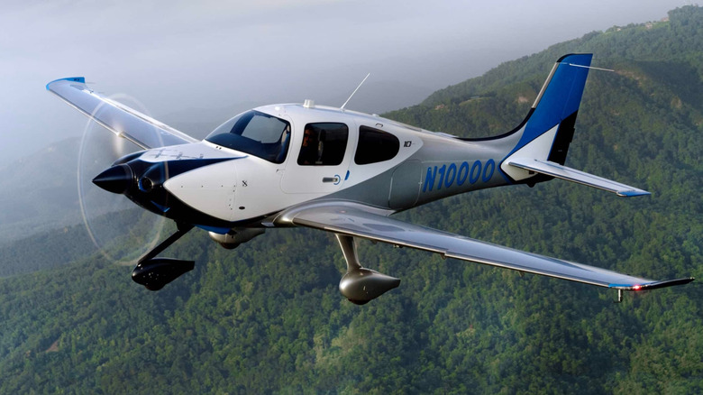 Turbocharged Cirrus SR22T, front-left view
