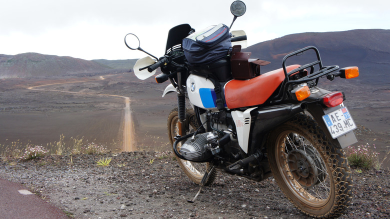 BMW R80 GS Paris-Dakar overlooking a cliff, rear 3/4 view