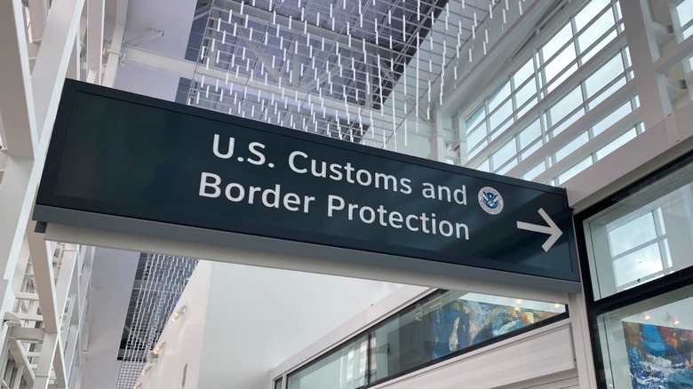 Airport sign pointing in the direction of U.S. Customs and Border Protection