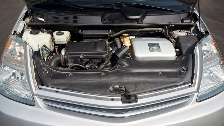 Toyota Prius XW20 2009 hybrid electric car engine