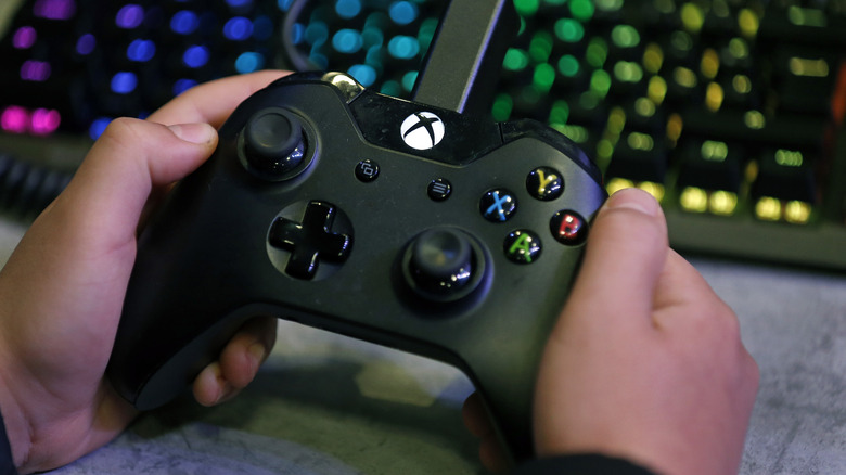 xbox controller hands