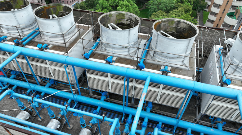 Cooling towers for an AI high-performance computing (HPC) data center