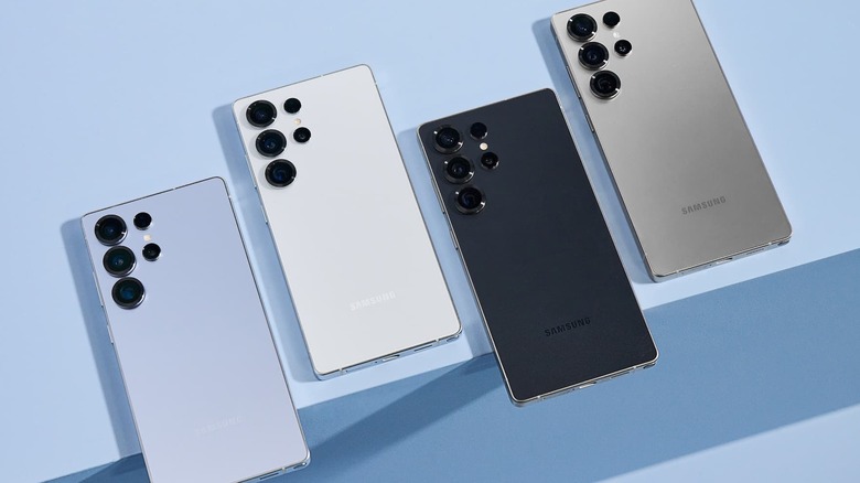 Four Samsung Galaxy S25 on a blue surface