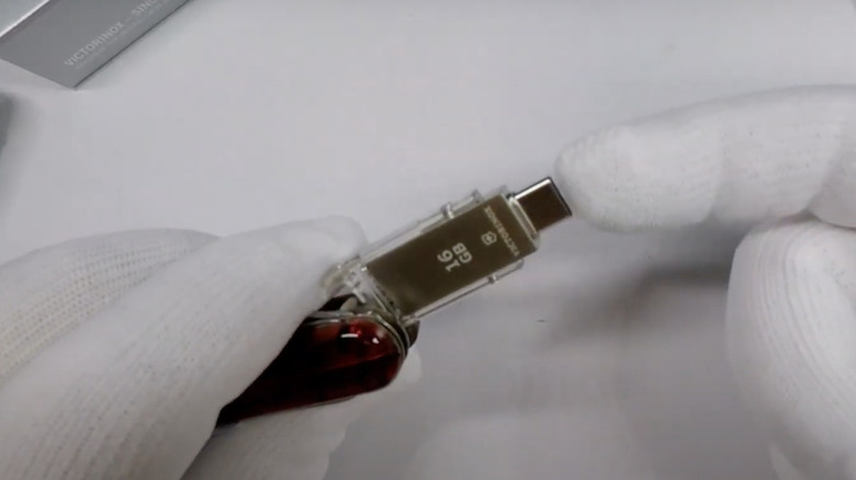 person pointing to Victorinox Midnite Manager@Work USB