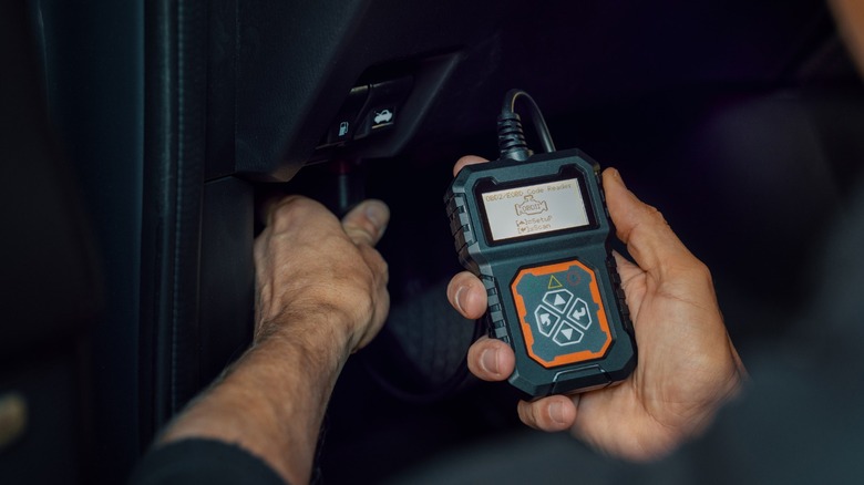 A person using a basic (cheap) OBDII code reader