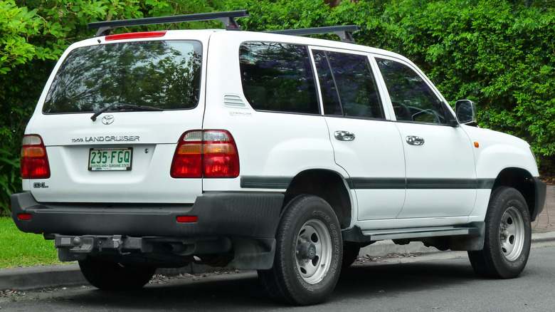 105-series Toyota Land Cruiser, rear-right view