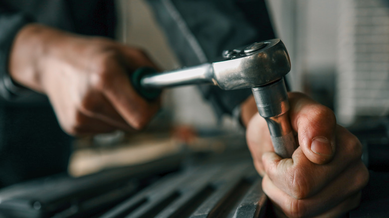 Mechanic using ratchet