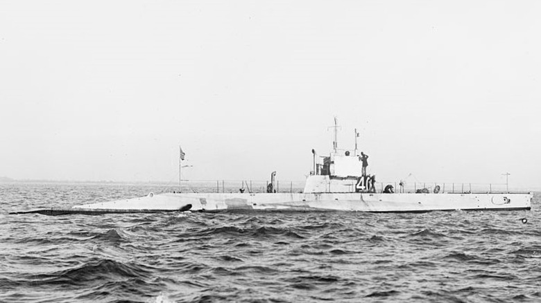 Black & white photo of L-series submarine surfaced on open ocean