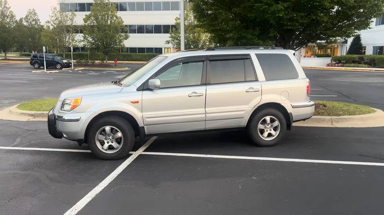 A side shot of a silver 2006 Honda Pilot