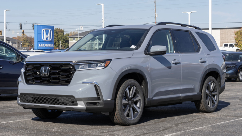 A gray 2023 Honda Pilot parked in a dealership