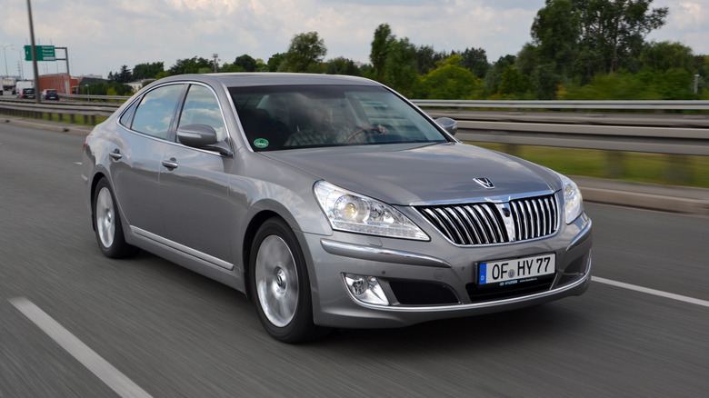 The Hyundai Equus in gray on the move on the highway, front 3/4 view