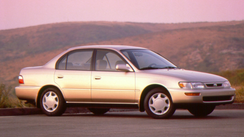 Toyota Corolla Sedan E100 side profile