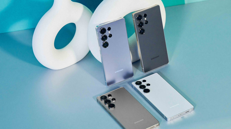 Four color options of the Galaxy S25 Ultra on a blue desk.