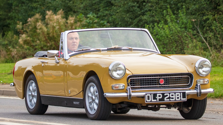 Front 3/4 view of MG Midget