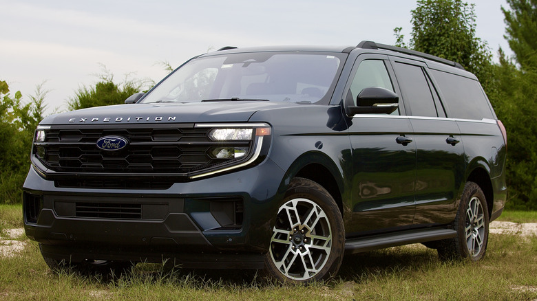 2025 Ford Expedition MAX front 3/4 view