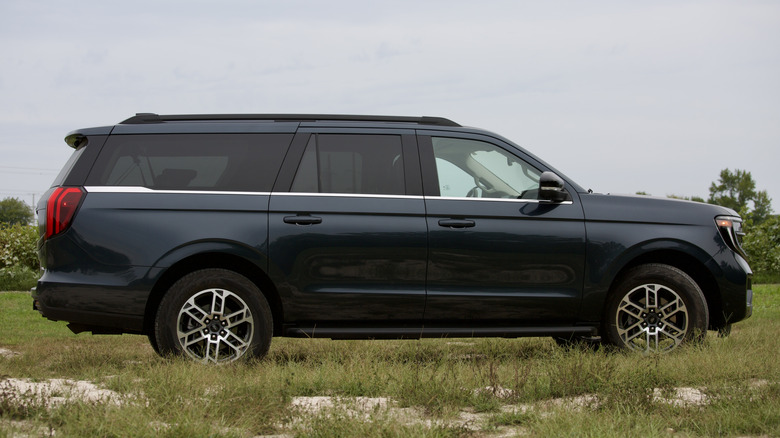 Ford Expedition side profile view