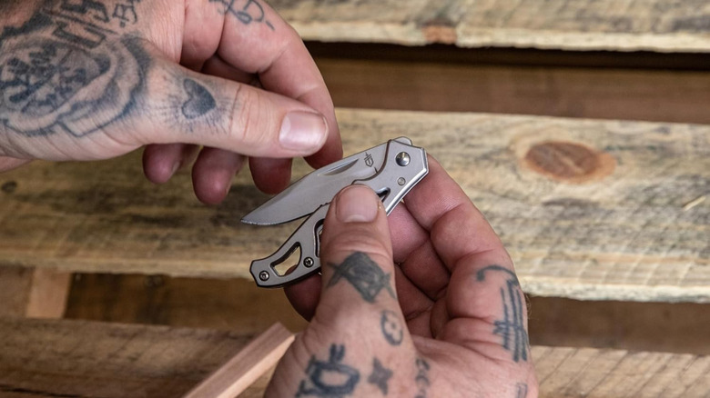Man opening the Gerber Paraframe pocket knife