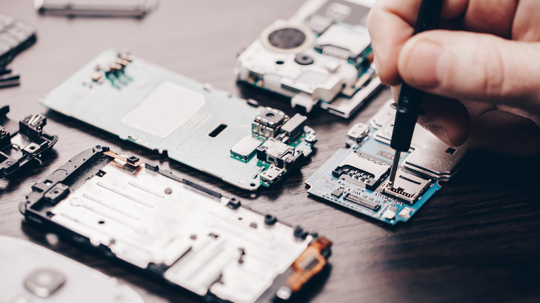 Repairing smartphone components