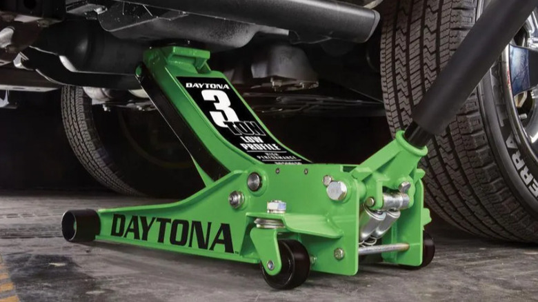 Daytona Floor jack lifting car
