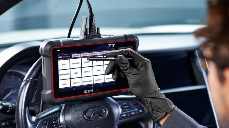 A person using the icon t7 diagnostic scan tool