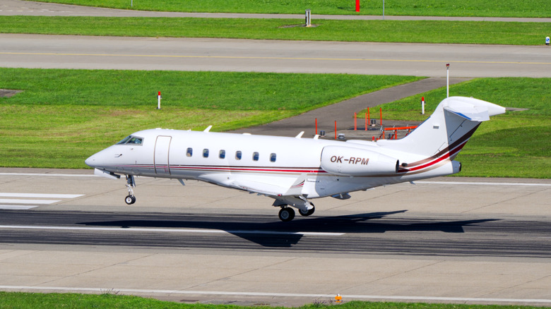 Bombardier Challenger 300 landing