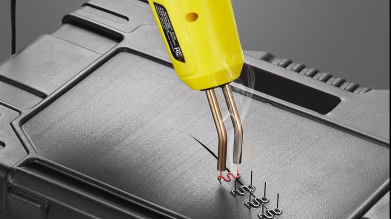 Placing welding staples on a plastic box with the SKYSHALO plastic welding tool.