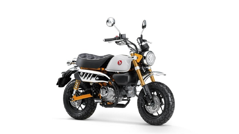 A 2026 Honda Monkey 125 with a Pearl Himalayas White and Banana Yellow finish.