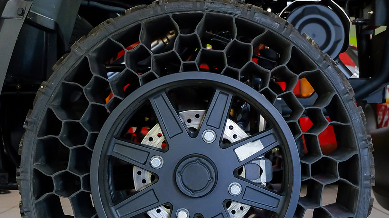 side view of airless honeycomb tire
