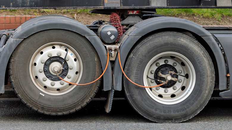 Automatic tire inflation hoses connected to semi-truck trailer's tires