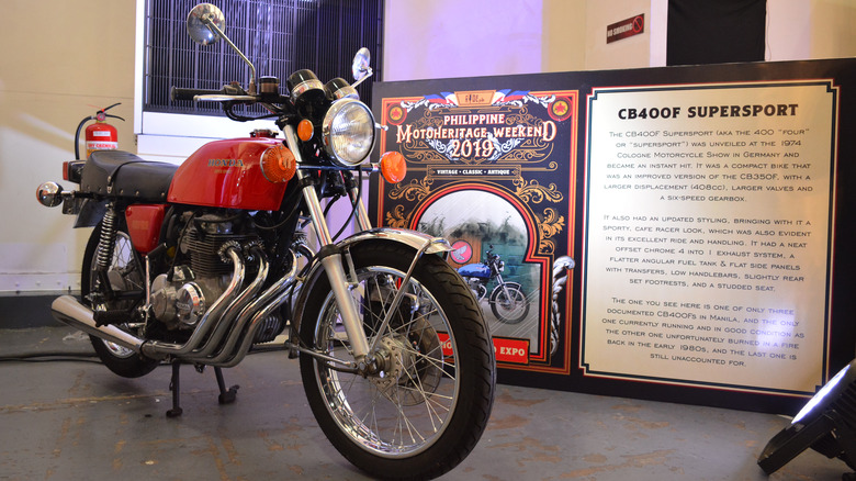 A red Honda CB400F parked in a museum