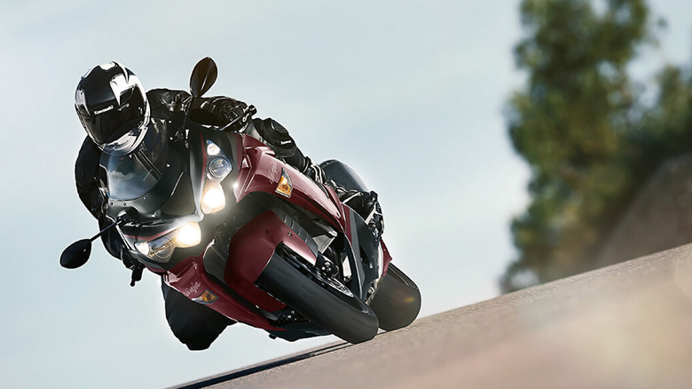 2025 Kawasaki Ninja ZX-14R leaning in a corner