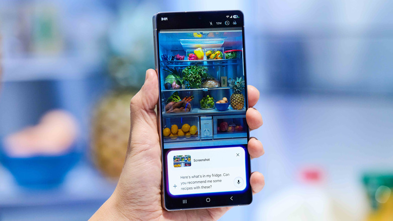 Person holding a Samsung phone.