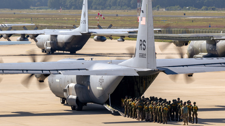 soldiers lined up behind plane