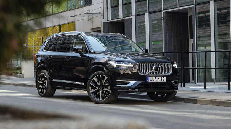 Froont 3/4 shot a a plug-in hybrid Volvo XC90 Recharge on a street.