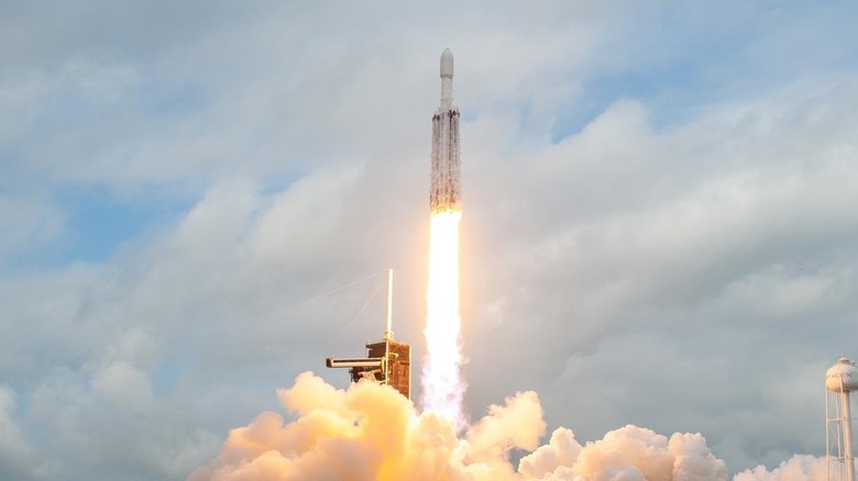NASA Psyche spacecraft atop SpaceX Falcon Heavy rocket