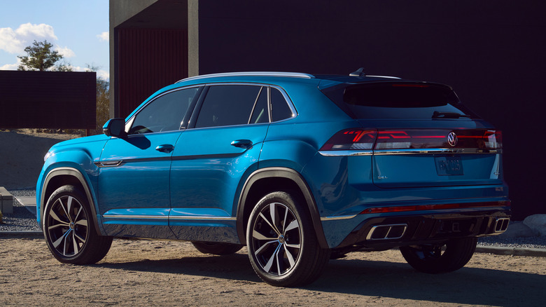 Rear 3/4 view of VW Atlas Cross Sport