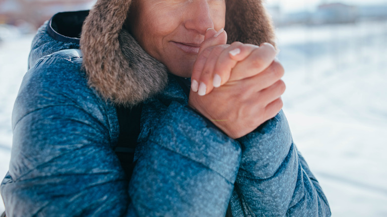 Cold hands in winter no gloves
