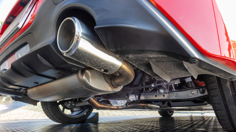 An Image Of An Exhaust System From The Rear Of A Car