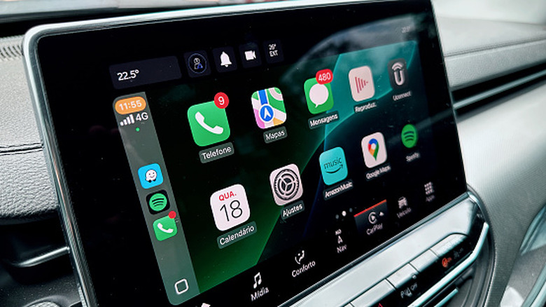 An infotainment system displaying Apple CarPlay in Spanish