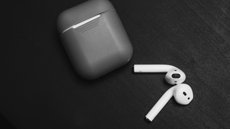 Apple AirPods with case