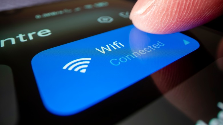 finger touching screen displaying "Wifi Connected"