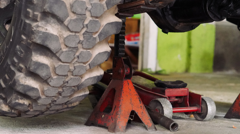 Hydraulic jack lifting vehicle