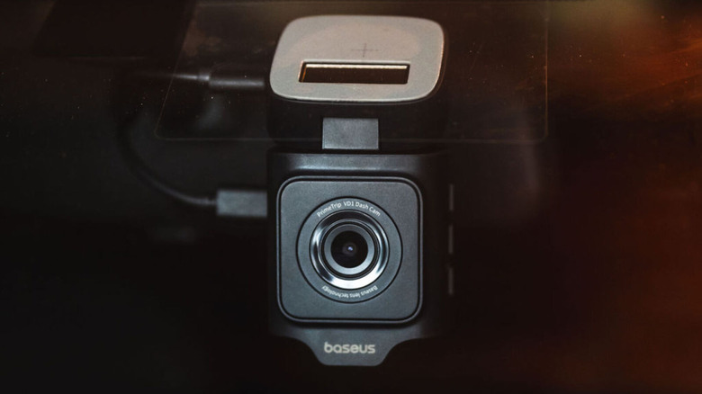 Baseus PrimeTrip VD1 Pro dashcam installed on a windshield