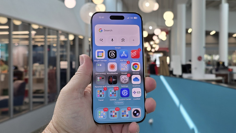 Man hold iPhone Air in his hand