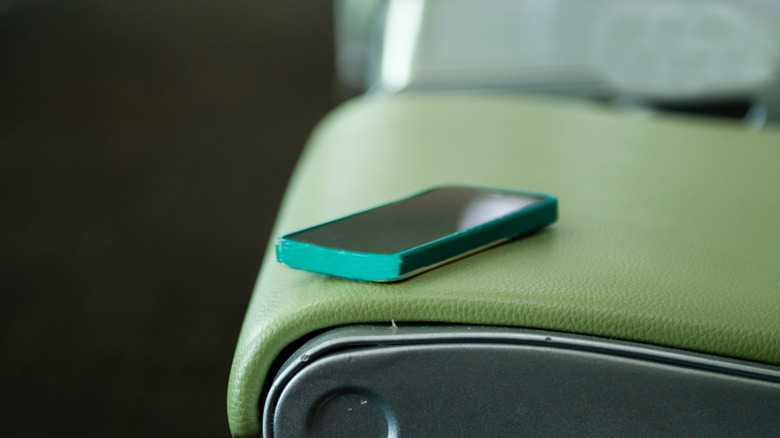 Picture displaying a mobile phone lost in an airport